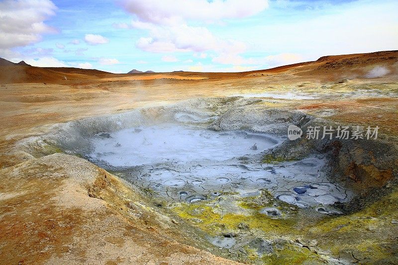 引人入胜的景观:早晨间歇泉(Geysers de La manana)日出时的硫磺火山口烟雾和田园般的阿塔卡马沙漠puna异国情调，雪山覆盖的火山景观全景-波托西地区，玻利维亚安第斯，智利，Bolívia和阿根廷边境